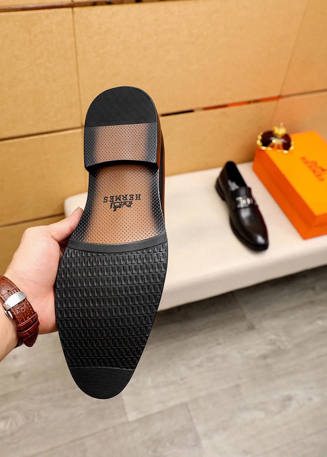 Men's shoes 💰460 💐 Product trademark: HERMES "Hermès" casual leather shoes Regular size: 38-44 (45🉑️customized) Product materials: Selected imported first-layer open-edge beaded cowhide upper, imported water-dyed 🐂 cowhide lining. Strong three-dimensional visual effect, combined outsole Color: 2⃣️colors available